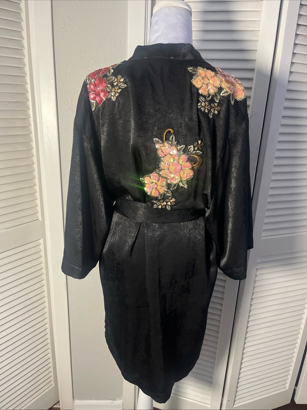 Nichole Lynel Black Satin Floral-Embroidered Robe Sz S - Picture 4 of 10